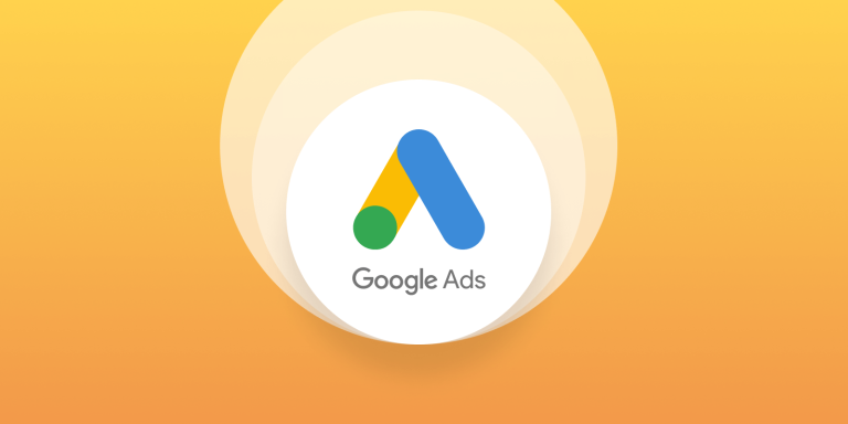 Como Criar uma Marca Forte para a Sua Empresa Num mercado cada vez mais competitivo, oferecer um bom produto ou serviço já não é suficiente. Os clientes procuram empresas em que possam confiar, identificar-se e recordar facilmente. É por isso que construir uma marca forte deixou de ser um diferencial e passou a ser uma necessidade. Uma marca forte vai muito além de um logótipo ou de um nome apelativo. Ela representa a forma como o público percebe a sua empresa, a experiência que oferece e os valores que transmite. Empresas com marcas bem construídas conseguem conquistar mais clientes, fidelizar consumidores e destacar-se da concorrência. Neste artigo, vai aprender como criar uma marca forte e desenvolver uma presença consistente que impulsione o crescimento do seu negócio. O Que é uma Marca? Uma marca é o conjunto de elementos que identifica uma empresa e influencia a forma como ela é percebida pelo mercado. Uma marca inclui: Nome da empresa. Logótipo. Identidade visual. Cores e tipografia. Tom de comunicação. Valores. Reputação. Experiência do cliente. Quando uma pessoa pensa na sua empresa, todas essas perceções fazem parte da sua marca. Porque é Importante Ter uma Marca Forte? Empresas com uma identidade bem definida conquistam mais facilmente a confiança dos consumidores. Uma marca forte ajuda a: Diferenciar-se da concorrência. Aumentar a credibilidade. Atrair novos clientes. Fidelizar consumidores. Justificar preços mais competitivos. Facilitar o crescimento do negócio. Os clientes tendem a escolher empresas que transmitem profissionalismo e consistência. 1. Defina a Identidade da Sua Marca Antes de criar qualquer material de comunicação, responda a algumas perguntas fundamentais: Qual é a missão da empresa? Que problemas resolve? Quem é o público-alvo? Quais são os valores da marca? Como pretende ser reconhecida? Ter respostas claras ajuda a construir uma comunicação consistente. 2. Conheça o Seu Público-Alvo Uma marca eficaz é construída para um público específico. Procure compreender: Idade. Localização. Interesses. Necessidades. Comportamento de compra. Principais desafios. Quanto melhor conhecer os seus clientes, mais fácil será comunicar de forma relevante. 3. Crie uma Identidade Visual Profissional A identidade visual é o primeiro contacto de muitas pessoas com a empresa. Invista em elementos consistentes, como: Logótipo profissional. Paleta de cores. Tipografia. Ícones. Materiais gráficos. Design do website. Uma identidade visual consistente aumenta o reconhecimento da marca e transmite profissionalismo. 4. Desenvolva um Website Profissional Hoje, o website é um dos principais canais de comunicação entre a empresa e os seus clientes. Um website profissional deve: Carregar rapidamente. Ser responsivo. Apresentar os serviços de forma clara. Facilitar o contacto. Estar otimizado para SEO. Além de fortalecer a marca, um website bem estruturado aumenta a credibilidade da empresa. 5. Seja Consistente na Comunicação A forma como comunica deve ser uniforme em todos os canais. Mantenha consistência em: Redes sociais. Website. E-mails. Apresentações. Materiais promocionais. Utilizar o mesmo tom de voz e a mesma identidade visual ajuda o público a reconhecer a marca com facilidade. 6. Produza Conteúdo de Valor Criar conteúdos úteis demonstra conhecimento e fortalece a autoridade da empresa. Pode publicar: Artigos no blog. Guias. Vídeos. Estudos de caso. Dicas. Perguntas frequentes. Além de melhorar a imagem da marca, o marketing de conteúdo contribui para o SEO e aumenta a visibilidade no Google. 7. Invista na Experiência do Cliente A marca não é construída apenas pela publicidade, mas também pela experiência que oferece. Garanta: Atendimento rápido. Comunicação clara. Cumprimento de prazos. Qualidade dos serviços. Suporte eficiente. Clientes satisfeitos tornam-se promotores da marca e contribuem para o crescimento do negócio. 8. Utilize as Redes Sociais de Forma Estratégica As redes sociais são importantes para reforçar a presença da marca. Partilhe conteúdos como: Trabalhos realizados. Bastidores. Testemunhos de clientes. Novidades. Dicas relacionadas com o seu setor. O objetivo deve ser criar relacionamento e não apenas vender. 9. Fortaleça a Reputação da Empresa A reputação influencia diretamente a decisão de compra. Incentive clientes satisfeitos a deixarem avaliações e testemunhos. Também é importante responder a comentários e demonstrar interesse em resolver eventuais problemas. Uma boa reputação aumenta a confiança dos potenciais clientes. 10. Invista em Marketing Digital Mesmo a melhor marca precisa de ser vista. Combine diferentes estratégias para aumentar a visibilidade: SEO. Google Ads. Redes sociais. E-mail marketing. Marketing de conteúdo. Quanto mais pessoas conhecerem a sua marca, maiores serão as oportunidades de negócio. Erros Que Enfraquecem uma Marca Comunicação Inconsistente Alterar frequentemente o logótipo, as cores ou o tom de comunicação pode confundir o público. Prometer Mais do Que Entrega Criar expectativas irreais prejudica a confiança e a reputação da empresa. Ignorar a Presença Online Empresas sem website ou com redes sociais desatualizadas transmitem uma imagem pouco profissional. Não Investir em Branding Muitas empresas concentram-se apenas nas vendas e esquecem que uma marca forte facilita a conquista de novos clientes. Quanto Tempo Demora a Construir uma Marca Forte? Construir uma marca é um processo contínuo. Os resultados dependem da consistência, da qualidade dos serviços e da capacidade de criar relações de confiança com os clientes. Empresas que mantêm uma comunicação coerente e oferecem uma boa experiência tendem a fortalecer a sua marca ao longo do tempo. Perguntas Frequentes O que diferencia uma marca forte de uma marca comum? Uma marca forte é facilmente reconhecida, transmite confiança, comunica de forma consistente e cria uma ligação positiva com os clientes. Um logótipo é suficiente para criar uma marca? Não. O logótipo é apenas um dos elementos da identidade da marca. A reputação, a comunicação e a experiência do cliente também desempenham um papel fundamental. Pequenas empresas precisam investir em branding? Sim. Uma marca forte ajuda pequenas empresas a competir com negócios maiores e a conquistar a confiança do mercado. Branding ajuda a aumentar as vendas? Sim. Uma marca bem posicionada aumenta a credibilidade da empresa, melhora a perceção de valor e influencia positivamente a decisão de compra. Conclusão Saber como criar uma marca forte é um dos investimentos mais importantes para qualquer empresa que pretende crescer de forma sustentável. Uma marca sólida não se constrói apenas com um bom logótipo, mas através de uma identidade consistente, comunicação eficaz, presença digital profissional e uma excelente experiência para o cliente. Ao investir em branding, marketing digital e relacionamento com o público, a sua empresa ganha credibilidade, destaca-se da concorrência e cria uma base sólida para conquistar mais clientes e crescer a longo prazo.