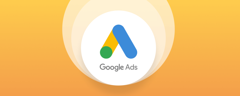 Como Criar uma Marca Forte para a Sua Empresa Num mercado cada vez mais competitivo, oferecer um bom produto ou serviço já não é suficiente. Os clientes procuram empresas em que possam confiar, identificar-se e recordar facilmente. É por isso que construir uma marca forte deixou de ser um diferencial e passou a ser uma necessidade. Uma marca forte vai muito além de um logótipo ou de um nome apelativo. Ela representa a forma como o público percebe a sua empresa, a experiência que oferece e os valores que transmite. Empresas com marcas bem construídas conseguem conquistar mais clientes, fidelizar consumidores e destacar-se da concorrência. Neste artigo, vai aprender como criar uma marca forte e desenvolver uma presença consistente que impulsione o crescimento do seu negócio. O Que é uma Marca? Uma marca é o conjunto de elementos que identifica uma empresa e influencia a forma como ela é percebida pelo mercado. Uma marca inclui: Nome da empresa. Logótipo. Identidade visual. Cores e tipografia. Tom de comunicação. Valores. Reputação. Experiência do cliente. Quando uma pessoa pensa na sua empresa, todas essas perceções fazem parte da sua marca. Porque é Importante Ter uma Marca Forte? Empresas com uma identidade bem definida conquistam mais facilmente a confiança dos consumidores. Uma marca forte ajuda a: Diferenciar-se da concorrência. Aumentar a credibilidade. Atrair novos clientes. Fidelizar consumidores. Justificar preços mais competitivos. Facilitar o crescimento do negócio. Os clientes tendem a escolher empresas que transmitem profissionalismo e consistência. 1. Defina a Identidade da Sua Marca Antes de criar qualquer material de comunicação, responda a algumas perguntas fundamentais: Qual é a missão da empresa? Que problemas resolve? Quem é o público-alvo? Quais são os valores da marca? Como pretende ser reconhecida? Ter respostas claras ajuda a construir uma comunicação consistente. 2. Conheça o Seu Público-Alvo Uma marca eficaz é construída para um público específico. Procure compreender: Idade. Localização. Interesses. Necessidades. Comportamento de compra. Principais desafios. Quanto melhor conhecer os seus clientes, mais fácil será comunicar de forma relevante. 3. Crie uma Identidade Visual Profissional A identidade visual é o primeiro contacto de muitas pessoas com a empresa. Invista em elementos consistentes, como: Logótipo profissional. Paleta de cores. Tipografia. Ícones. Materiais gráficos. Design do website. Uma identidade visual consistente aumenta o reconhecimento da marca e transmite profissionalismo. 4. Desenvolva um Website Profissional Hoje, o website é um dos principais canais de comunicação entre a empresa e os seus clientes. Um website profissional deve: Carregar rapidamente. Ser responsivo. Apresentar os serviços de forma clara. Facilitar o contacto. Estar otimizado para SEO. Além de fortalecer a marca, um website bem estruturado aumenta a credibilidade da empresa. 5. Seja Consistente na Comunicação A forma como comunica deve ser uniforme em todos os canais. Mantenha consistência em: Redes sociais. Website. E-mails. Apresentações. Materiais promocionais. Utilizar o mesmo tom de voz e a mesma identidade visual ajuda o público a reconhecer a marca com facilidade. 6. Produza Conteúdo de Valor Criar conteúdos úteis demonstra conhecimento e fortalece a autoridade da empresa. Pode publicar: Artigos no blog. Guias. Vídeos. Estudos de caso. Dicas. Perguntas frequentes. Além de melhorar a imagem da marca, o marketing de conteúdo contribui para o SEO e aumenta a visibilidade no Google. 7. Invista na Experiência do Cliente A marca não é construída apenas pela publicidade, mas também pela experiência que oferece. Garanta: Atendimento rápido. Comunicação clara. Cumprimento de prazos. Qualidade dos serviços. Suporte eficiente. Clientes satisfeitos tornam-se promotores da marca e contribuem para o crescimento do negócio. 8. Utilize as Redes Sociais de Forma Estratégica As redes sociais são importantes para reforçar a presença da marca. Partilhe conteúdos como: Trabalhos realizados. Bastidores. Testemunhos de clientes. Novidades. Dicas relacionadas com o seu setor. O objetivo deve ser criar relacionamento e não apenas vender. 9. Fortaleça a Reputação da Empresa A reputação influencia diretamente a decisão de compra. Incentive clientes satisfeitos a deixarem avaliações e testemunhos. Também é importante responder a comentários e demonstrar interesse em resolver eventuais problemas. Uma boa reputação aumenta a confiança dos potenciais clientes. 10. Invista em Marketing Digital Mesmo a melhor marca precisa de ser vista. Combine diferentes estratégias para aumentar a visibilidade: SEO. Google Ads. Redes sociais. E-mail marketing. Marketing de conteúdo. Quanto mais pessoas conhecerem a sua marca, maiores serão as oportunidades de negócio. Erros Que Enfraquecem uma Marca Comunicação Inconsistente Alterar frequentemente o logótipo, as cores ou o tom de comunicação pode confundir o público. Prometer Mais do Que Entrega Criar expectativas irreais prejudica a confiança e a reputação da empresa. Ignorar a Presença Online Empresas sem website ou com redes sociais desatualizadas transmitem uma imagem pouco profissional. Não Investir em Branding Muitas empresas concentram-se apenas nas vendas e esquecem que uma marca forte facilita a conquista de novos clientes. Quanto Tempo Demora a Construir uma Marca Forte? Construir uma marca é um processo contínuo. Os resultados dependem da consistência, da qualidade dos serviços e da capacidade de criar relações de confiança com os clientes. Empresas que mantêm uma comunicação coerente e oferecem uma boa experiência tendem a fortalecer a sua marca ao longo do tempo. Perguntas Frequentes O que diferencia uma marca forte de uma marca comum? Uma marca forte é facilmente reconhecida, transmite confiança, comunica de forma consistente e cria uma ligação positiva com os clientes. Um logótipo é suficiente para criar uma marca? Não. O logótipo é apenas um dos elementos da identidade da marca. A reputação, a comunicação e a experiência do cliente também desempenham um papel fundamental. Pequenas empresas precisam investir em branding? Sim. Uma marca forte ajuda pequenas empresas a competir com negócios maiores e a conquistar a confiança do mercado. Branding ajuda a aumentar as vendas? Sim. Uma marca bem posicionada aumenta a credibilidade da empresa, melhora a perceção de valor e influencia positivamente a decisão de compra. Conclusão Saber como criar uma marca forte é um dos investimentos mais importantes para qualquer empresa que pretende crescer de forma sustentável. Uma marca sólida não se constrói apenas com um bom logótipo, mas através de uma identidade consistente, comunicação eficaz, presença digital profissional e uma excelente experiência para o cliente. Ao investir em branding, marketing digital e relacionamento com o público, a sua empresa ganha credibilidade, destaca-se da concorrência e cria uma base sólida para conquistar mais clientes e crescer a longo prazo.